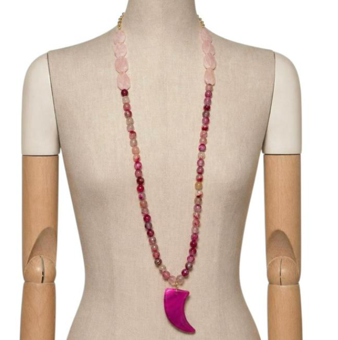 Collar de piedras con cuerno