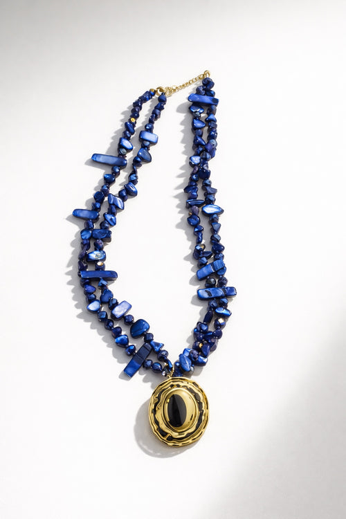 Collar de piedras con medallón