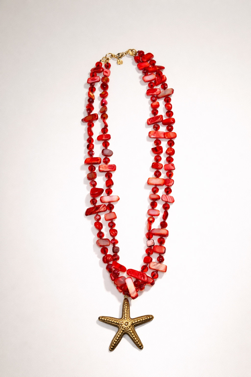 Collar de piedras con medallón