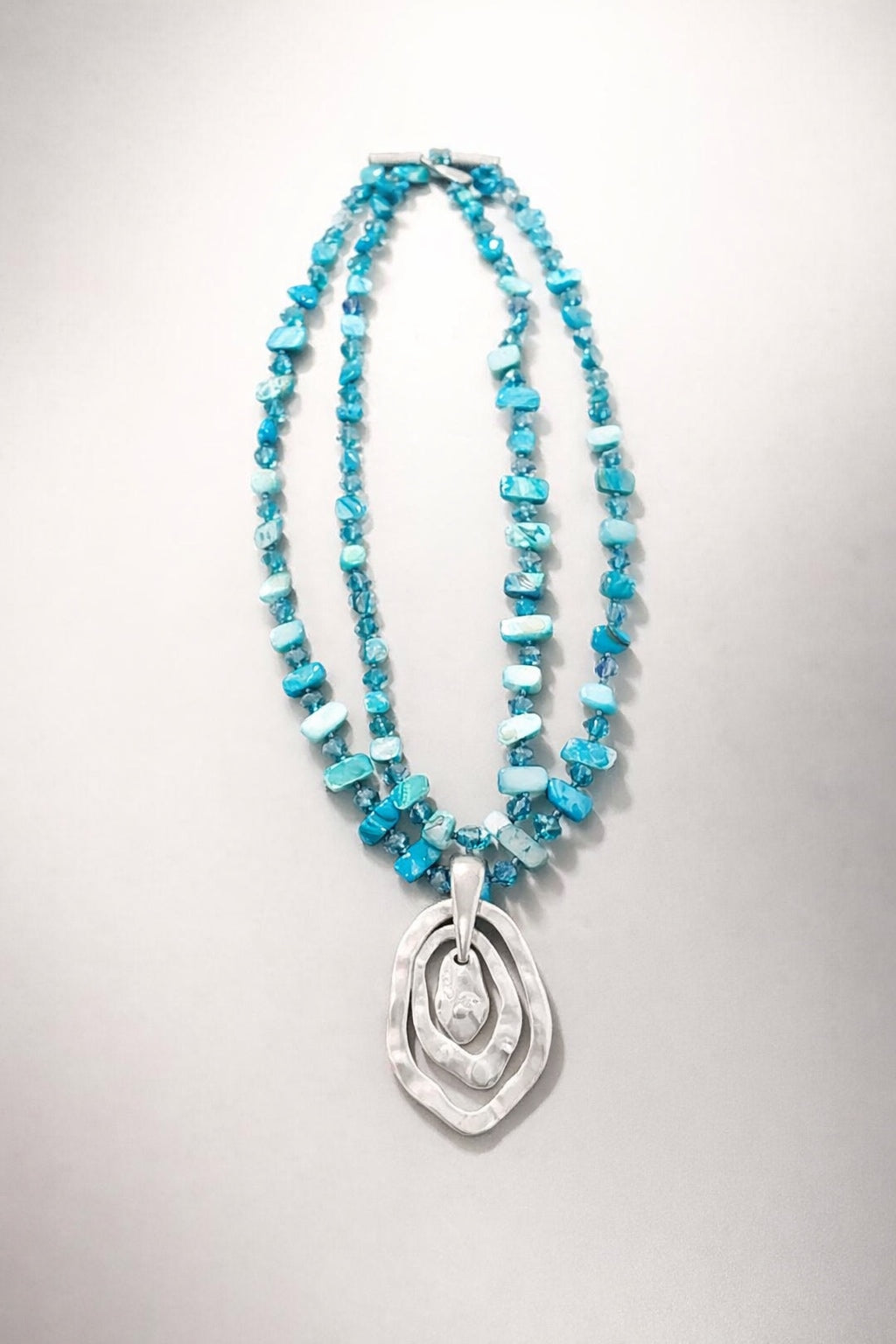 Collar de piedras con medallón