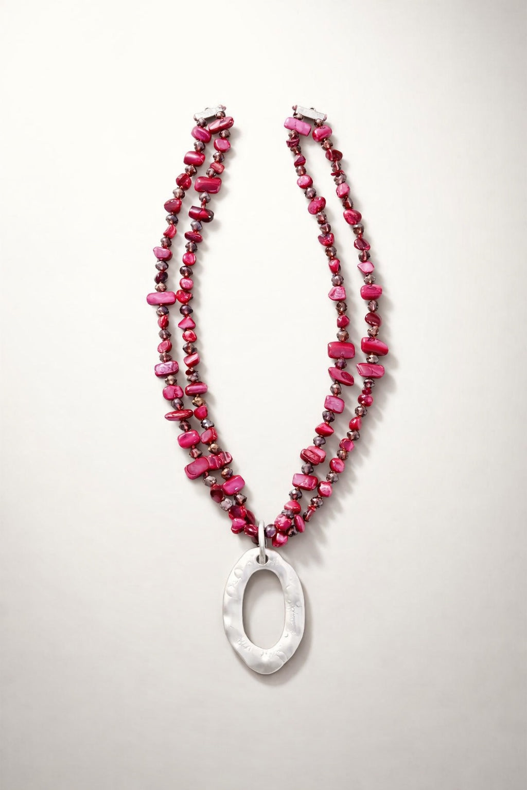 Collar de piedras con medallón