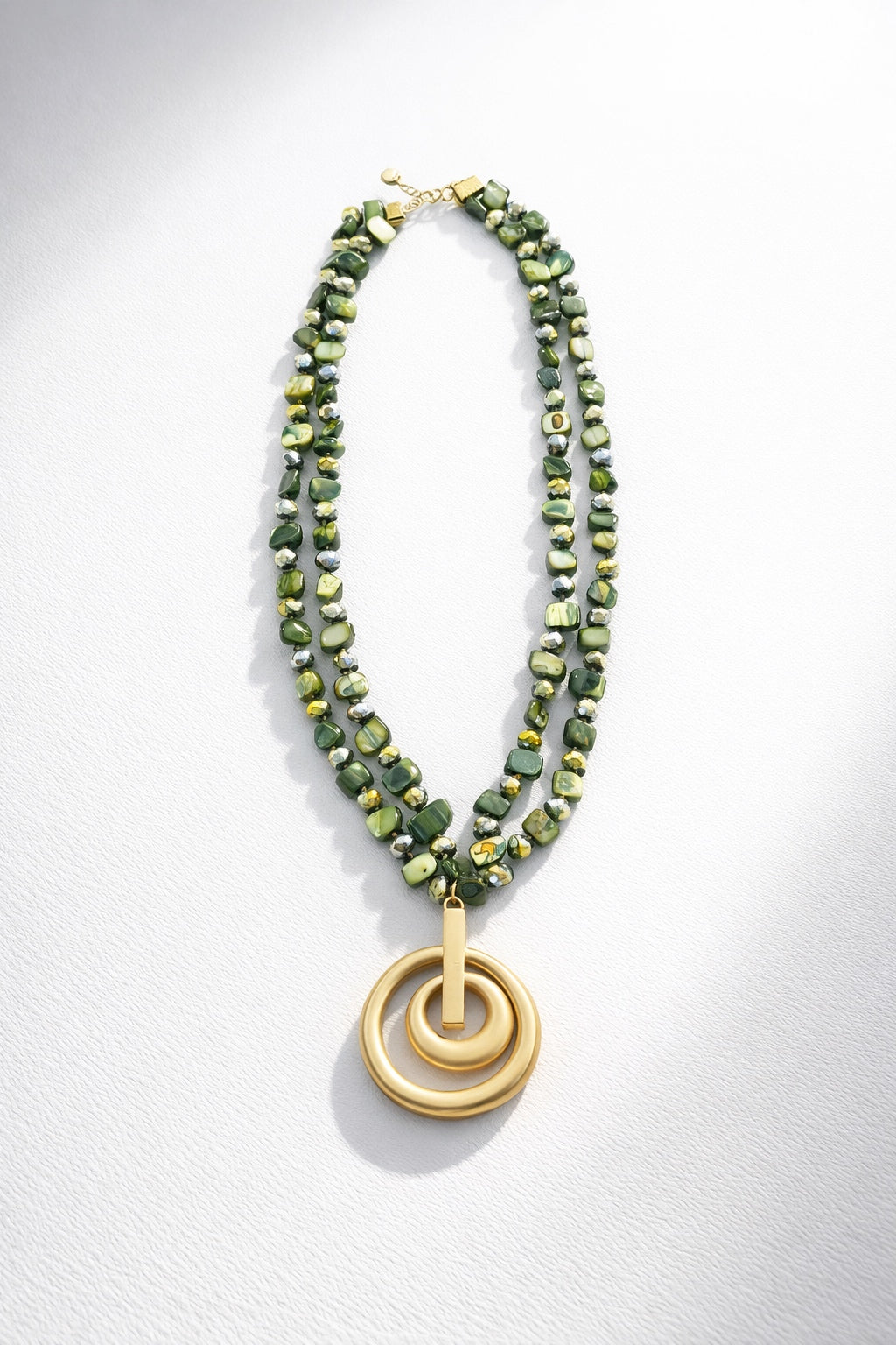Collar de piedras con medallón