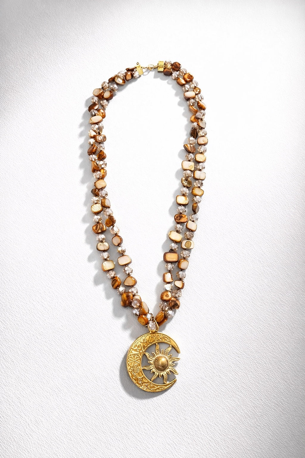 Collar de piedras con medallón