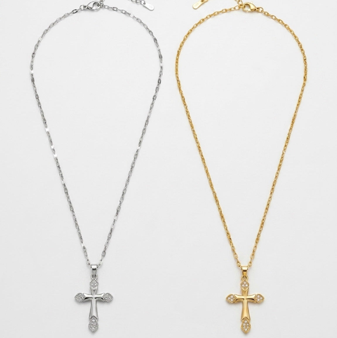 Collar de cruz con brillo